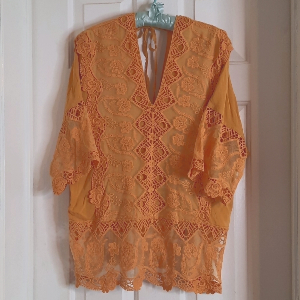yellow  gold NWT Blouse lace knitted beautiful sz Medium